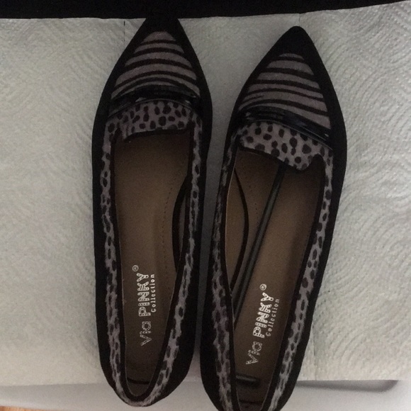 Pair of flat shoes with low black heel. - Picture 1 of 1